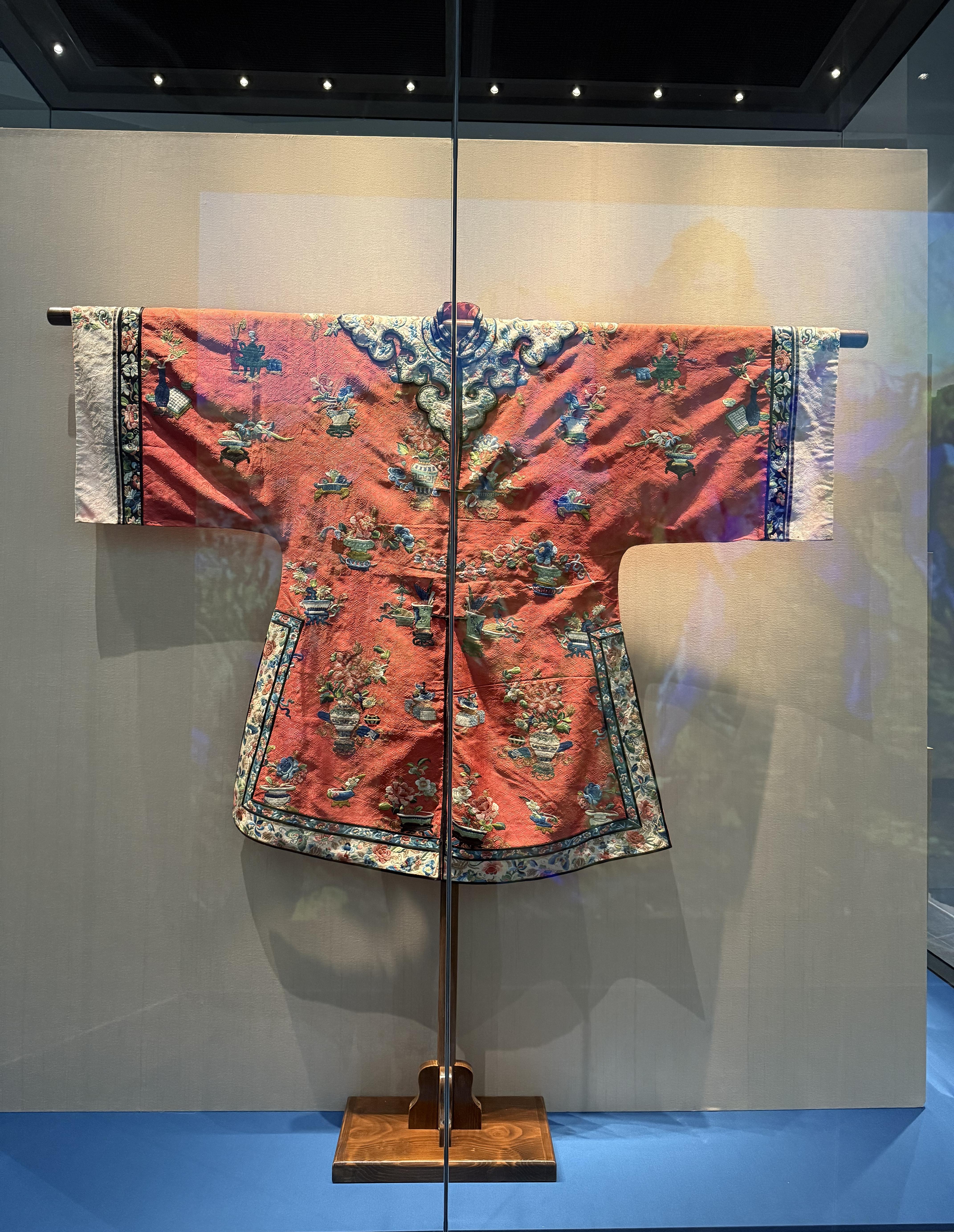 大红花纱地彩绣博古纹女服