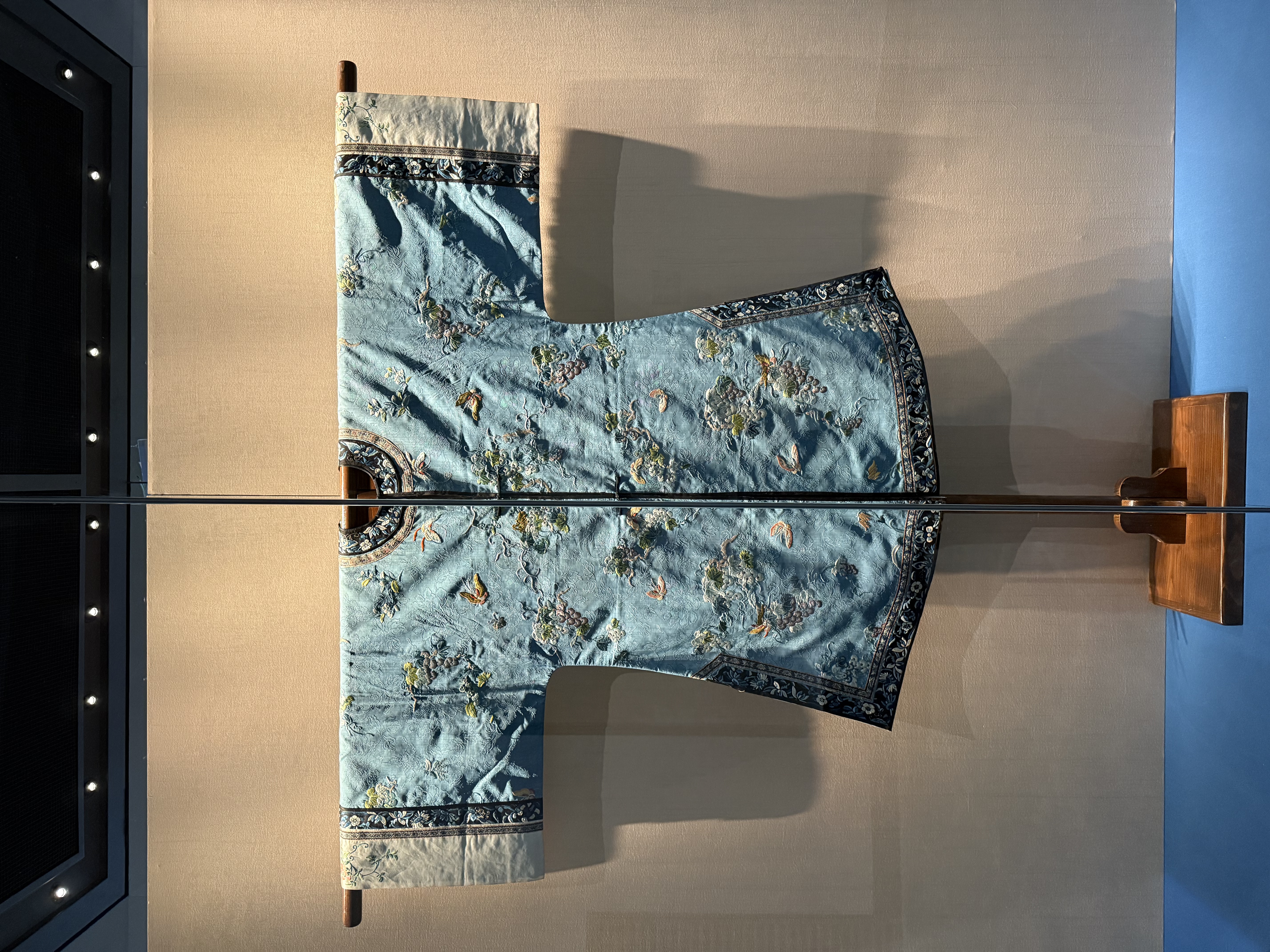 蓝色花纱地彩绣花蝶多福纹女服