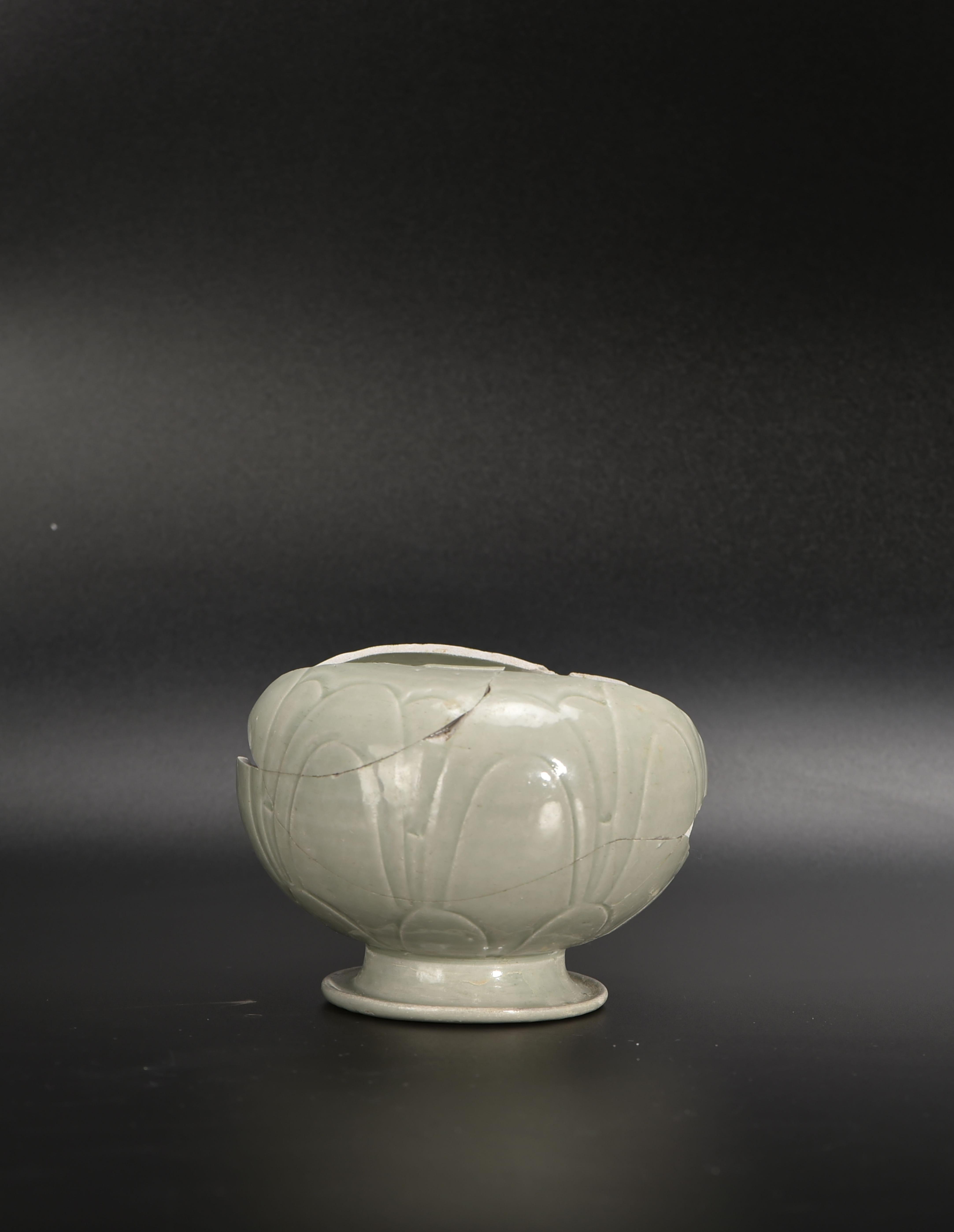 越窑青釉荷花尊